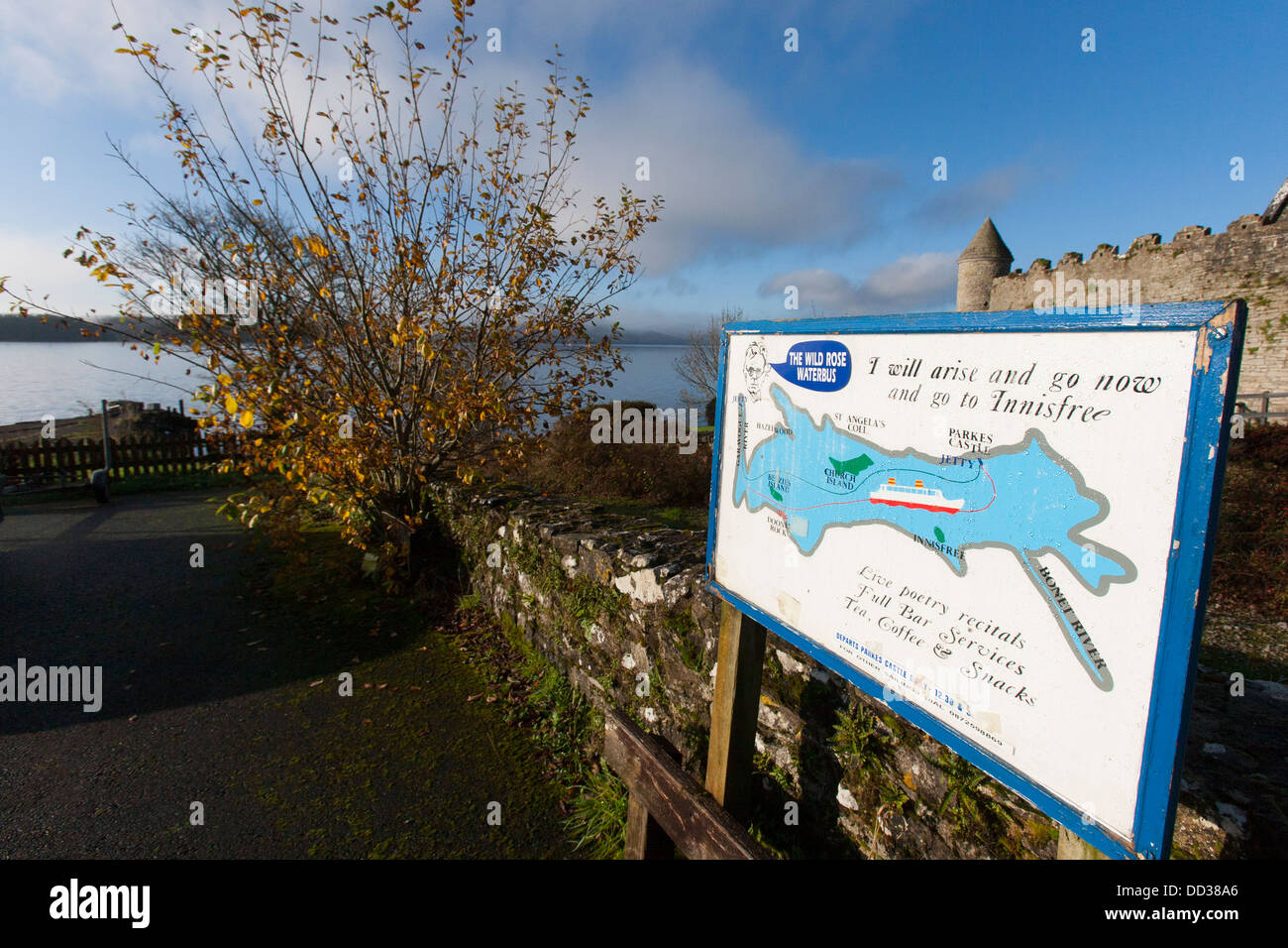 Ein Schild weist Touren auf einem Boot im Lough Gill, berühmt geworden durch W.b Gedicht, Innisfree im County Sligo, Irland Stockfoto