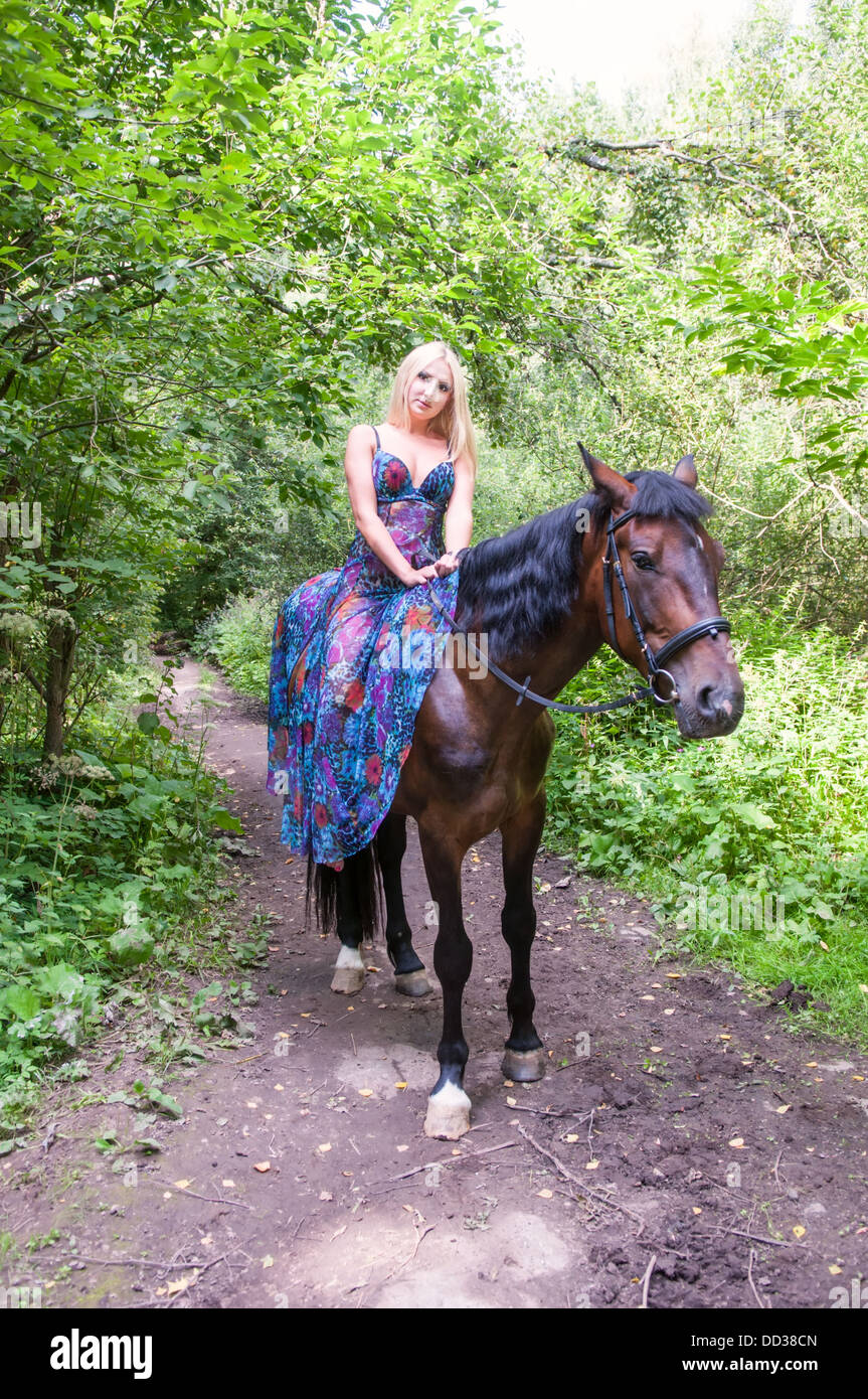 Schöne Mädchen auf dem Pferd im Wald Stockfoto