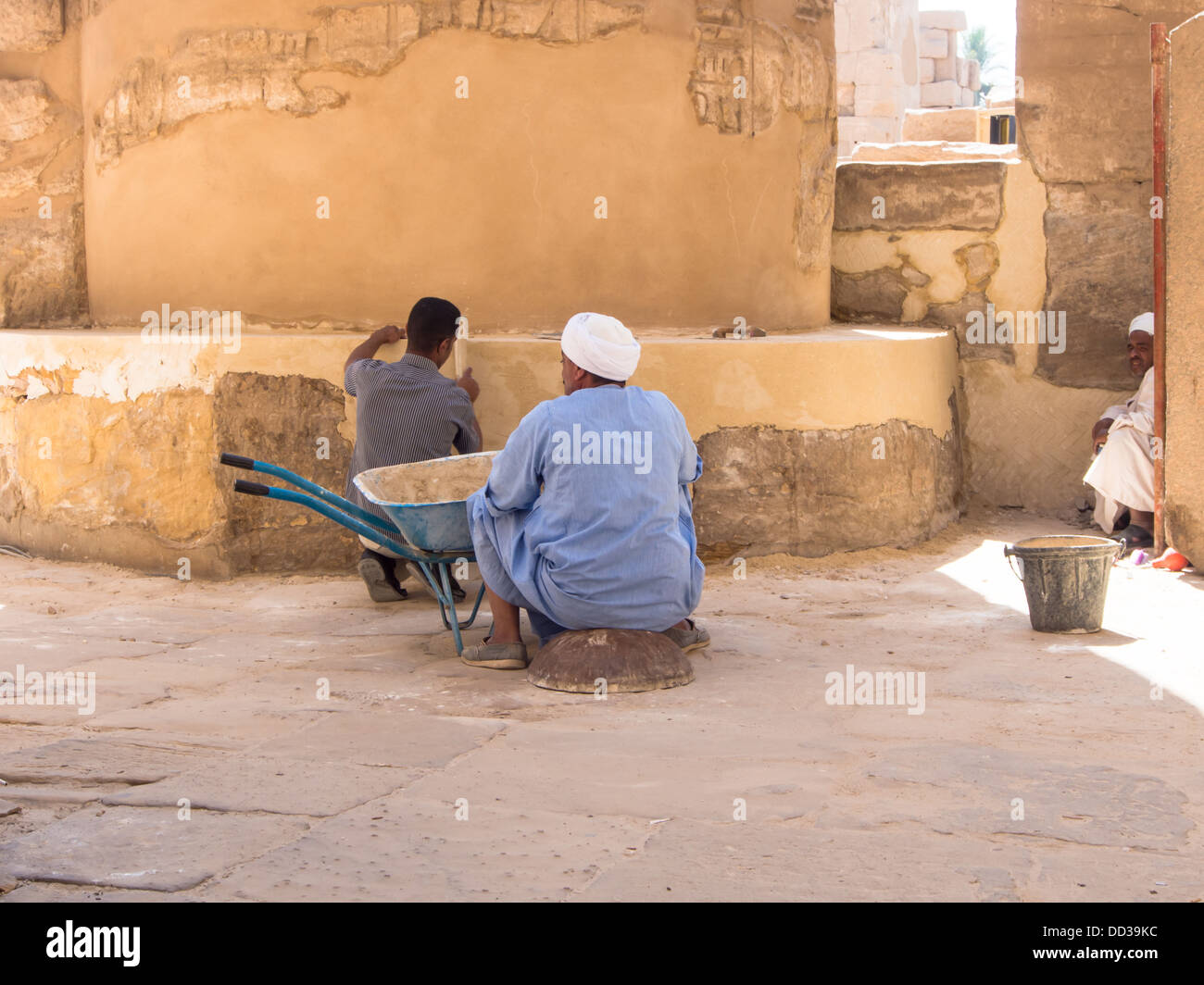 Handwerker machen Unterhalt Reparaturen auf eine Spalte im Karnak-Tempel in Luxor, Ägypten Stockfoto