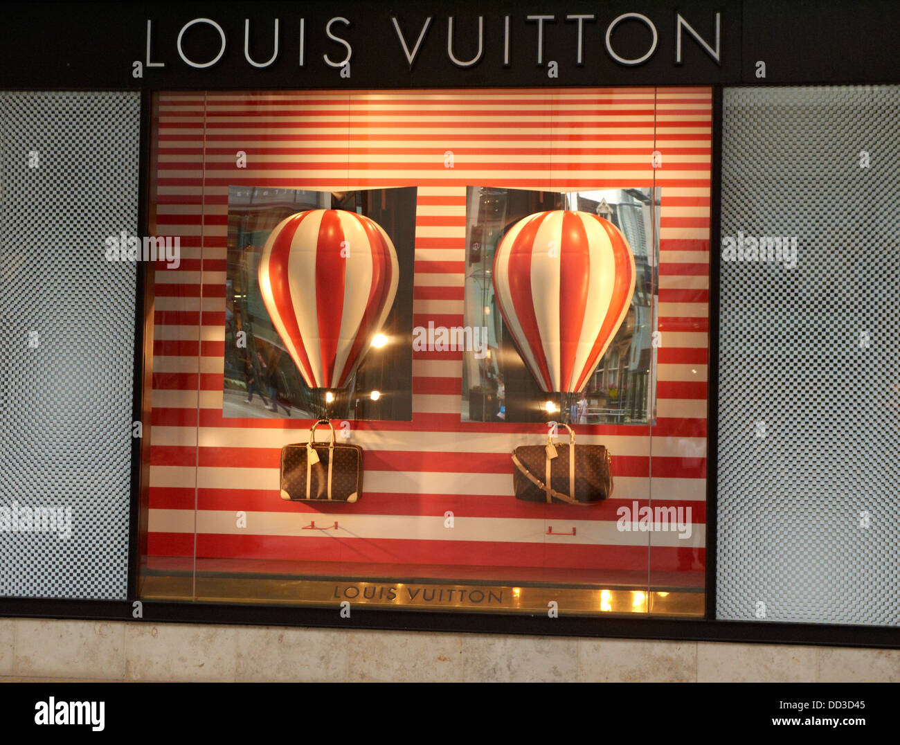 Louis Vuitton Fenster im neuen Dom Street Manchester UK Stockfoto