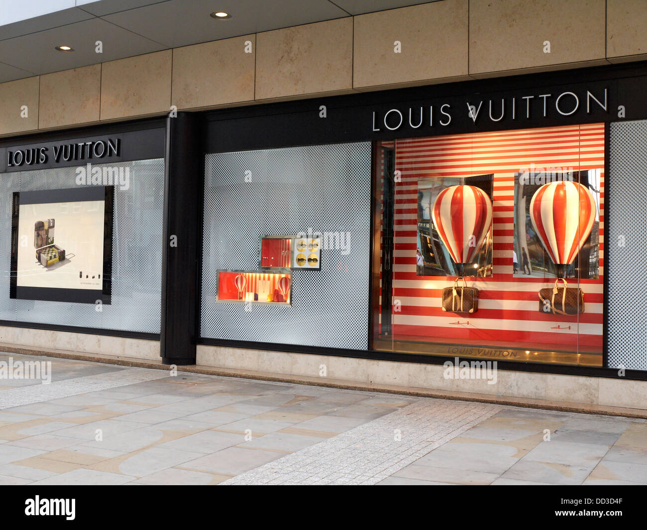Louis Vuitton Fenster im neuen Dom Street Manchester UK Stockfoto