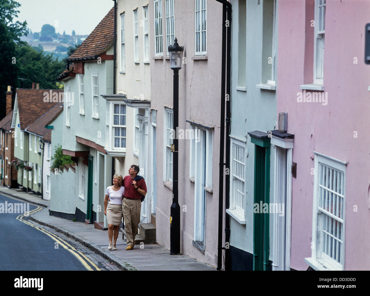 Ein Ehepaar mittleren Alters zu Fuß bis Maidenburgh Straße, Colchester, Essex Stockfoto