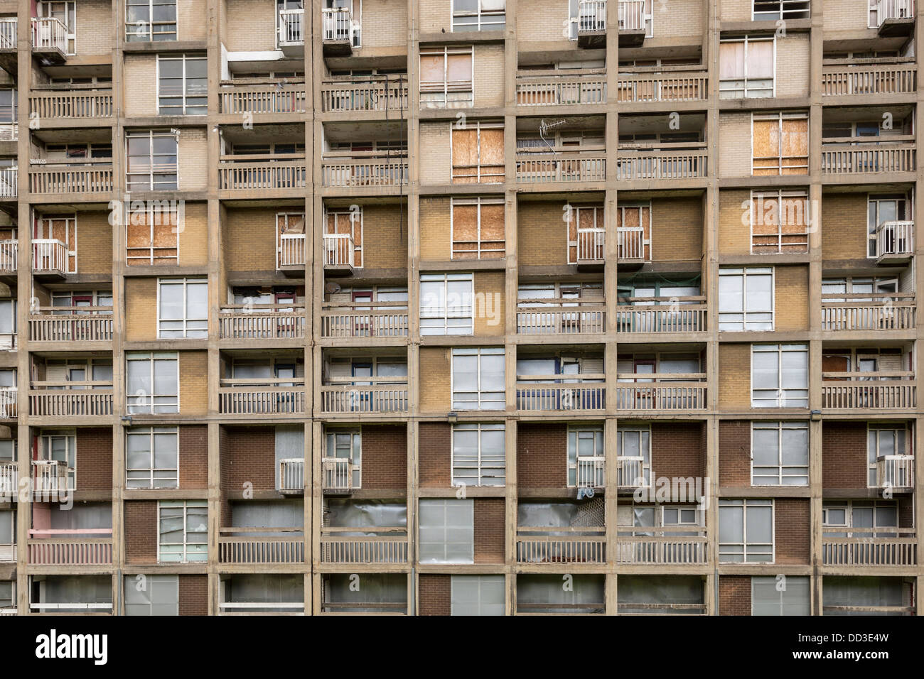 Abschnitt der Park Hill Estate, Sheffield, South Yorkshire, mit Wohnungen, die in der Vorbereitung für die Sanierung mit Brettern vernagelt. Stockfoto