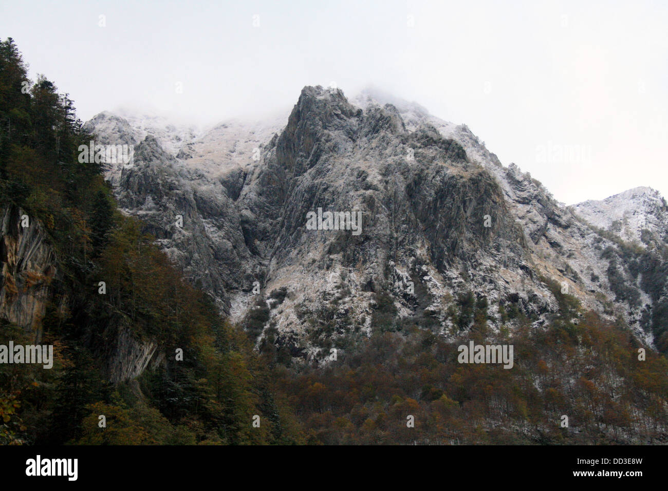 Schneebedeckten Berg in den Pyrenäen Stockfoto
