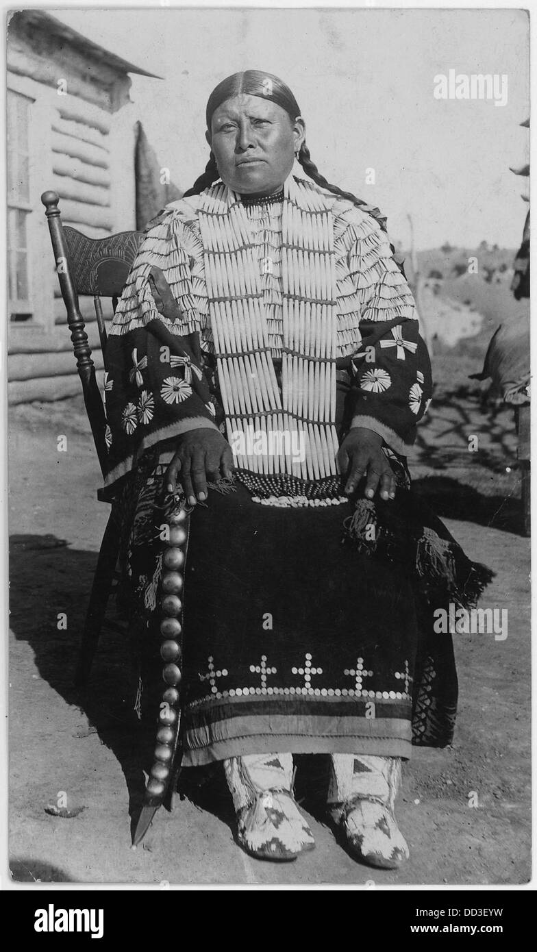 Dieses Foto zeigt eine Sioux-Indianerin in zeremonieller Kleidung. Das Bild zeigt die traditionelle Kleidung, die für kulturelle oder spirituelle Zwecke getragen wird. Stockfoto Dieses Foto zeigt eine Sioux-Indianerin in zeremonieller Kleidung. Das Bild zeigt die traditionelle Kleidung, die für kulturelle oder spirituelle Zwecke getragen wird. Stockfoto