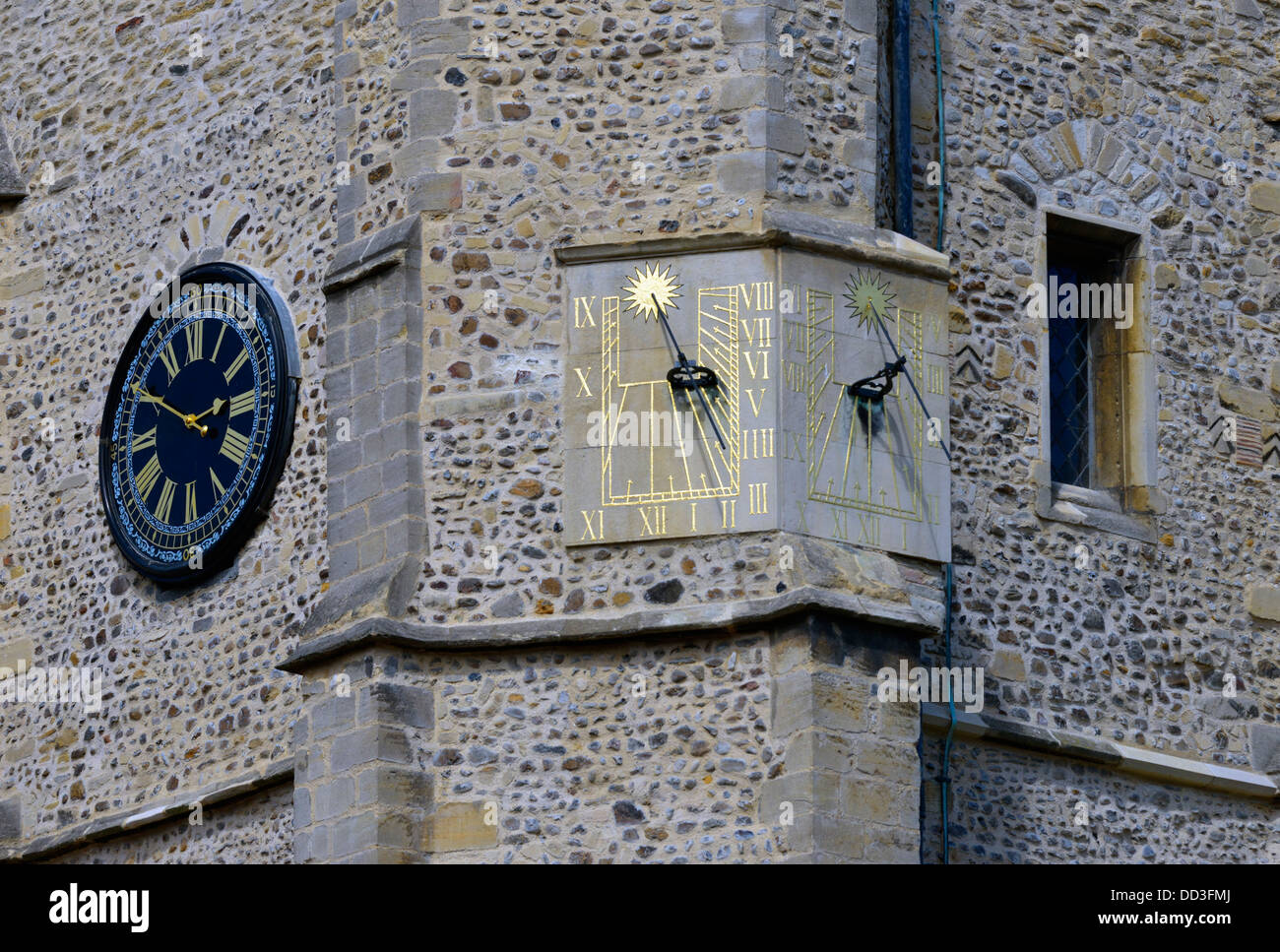 Uhr und Sonnenuhr. Pfarrei Kirche Saint Botolph. Trumpington Street, Cambridge, Cambridgeshire, England, Vereinigtes Königreich. Stockfoto