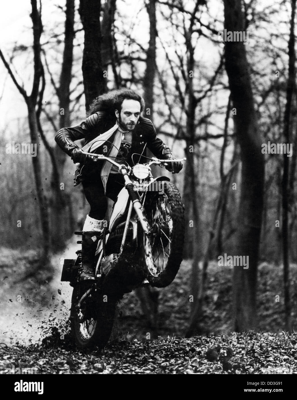 Musiker Ian Anderson von Jethro Tull in Wäldern in der Nähe seines Hauses, Off-Road Bike. Stockfoto