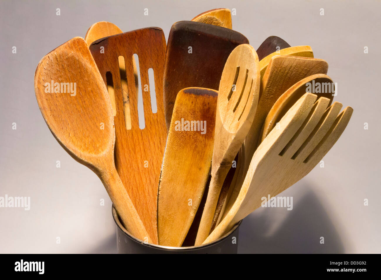 Sortierte aufrecht Küchengeräte aus Holz mit weißem Hintergrund Stockfoto