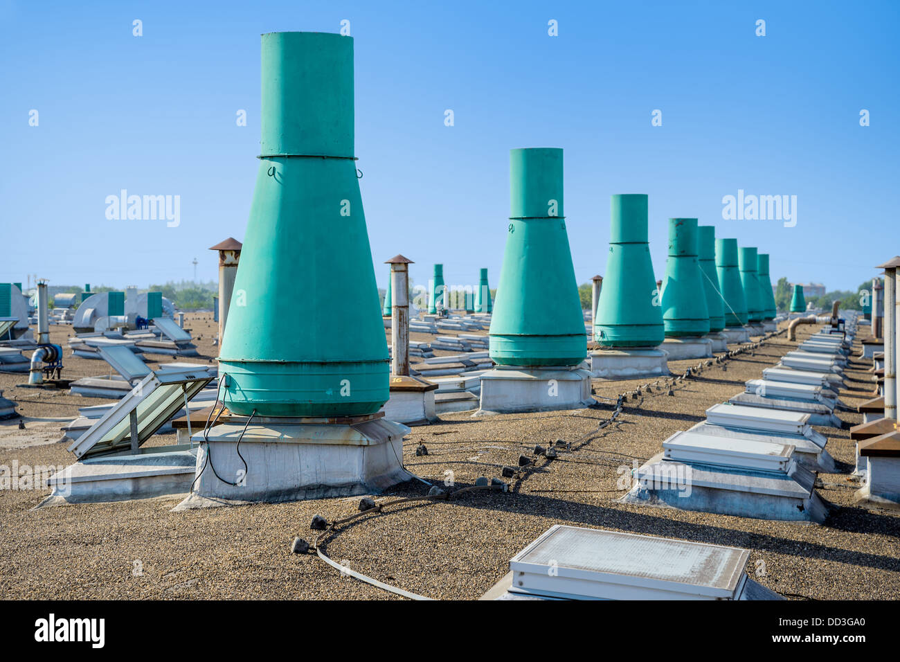 Pflanzen auf dem Fabrikdach zu lüften Stockfoto