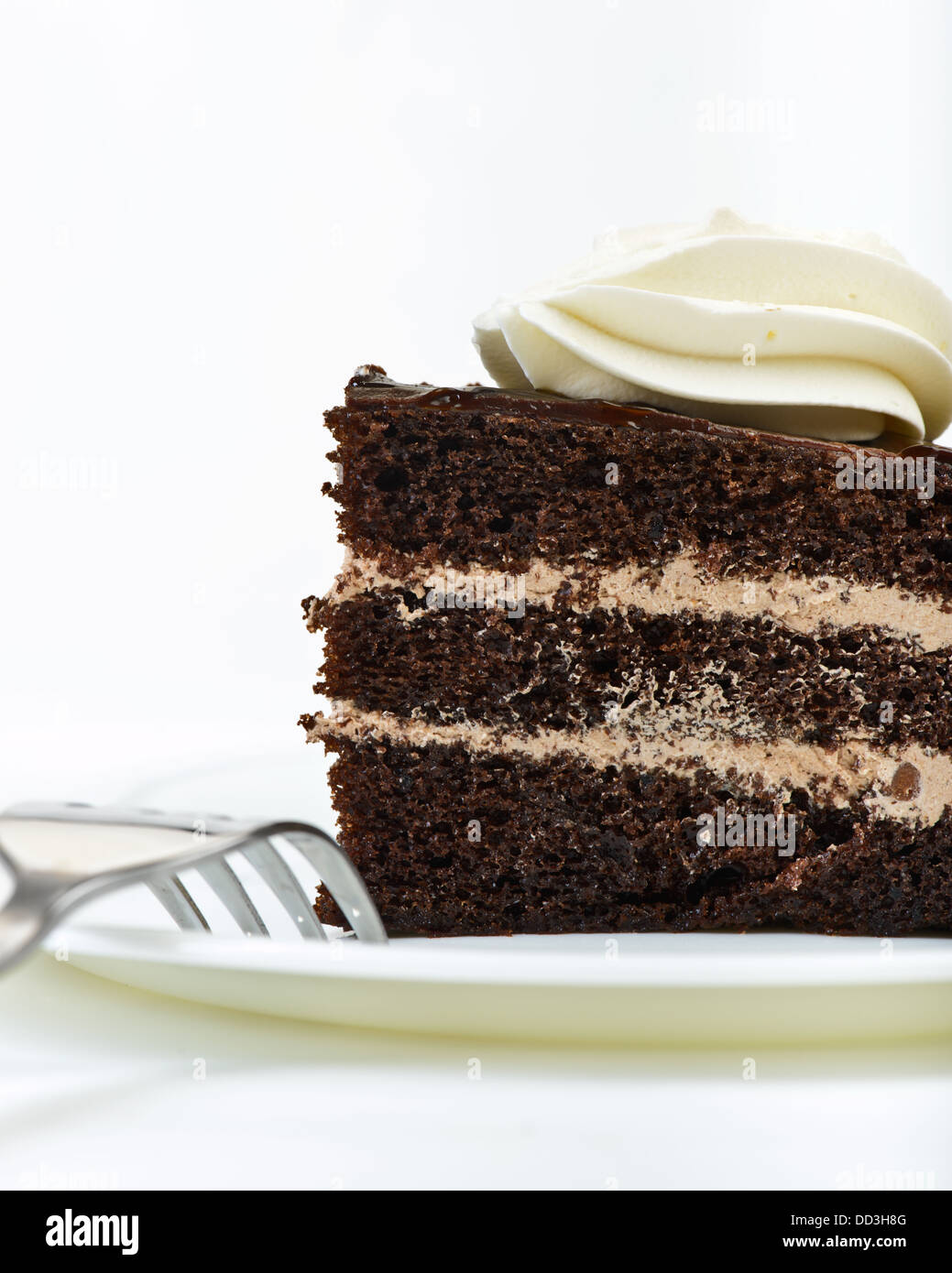 Schokoladenkuchen auf Teller mit Gabel Stockfoto