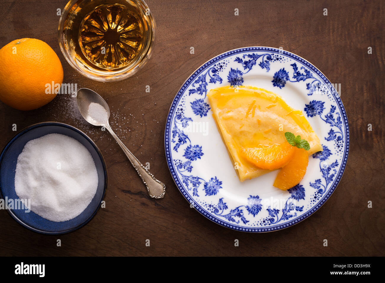 Traditionelle Crêpe Suzette am Holztisch Übersicht Stockfoto