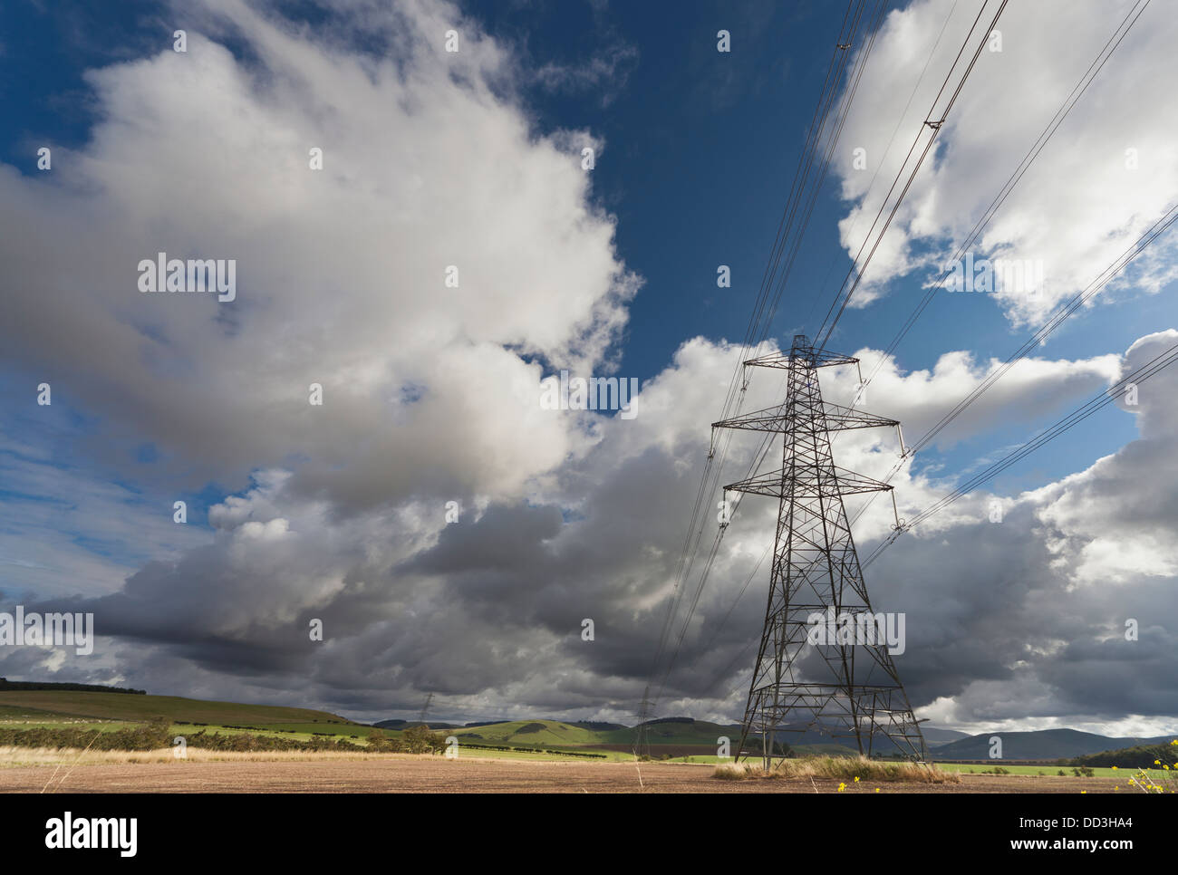 Fernmeldeturm und Stromleitungen; Northumberland, England Stockfoto