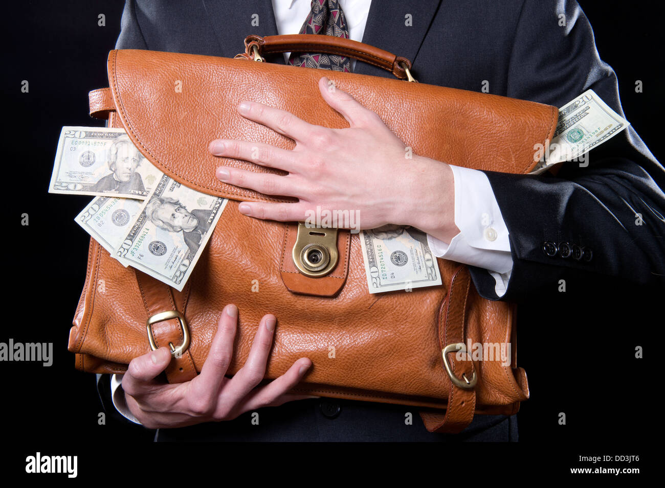 Nahaufnahme von Mann mit Aktentasche mit Geld an seine Brust verschütten Stockfoto