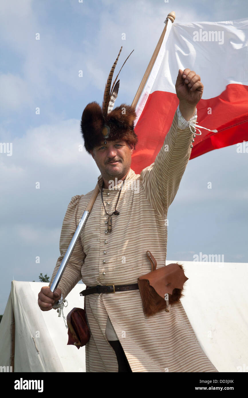 1940, 1941, 1942, 1943, 1944, Soldat. Andy Hopwood aus Crewe ist ein Reenaktor, der im polnischen Outfit des 17.. Jahrhunderts gekleidet ist, auf der Tabley-Keshire-Spiel- und Country-Messe 6., die im Showground, Tabley, Knutsford, Ceshire, Großbritannien, stattfindet. Eine Kriegsveranstaltung, die 1940s. Ära, ein Kriegswochenende der vierziger Jahre, eine Kriegsnachstellung, die Hunderte von Ausstellern, prestigeträchtige Meisterschaften und Wettbewerbe und Besucher aus dem ganzen Vereinigten Königreich anzieht. Stockfoto