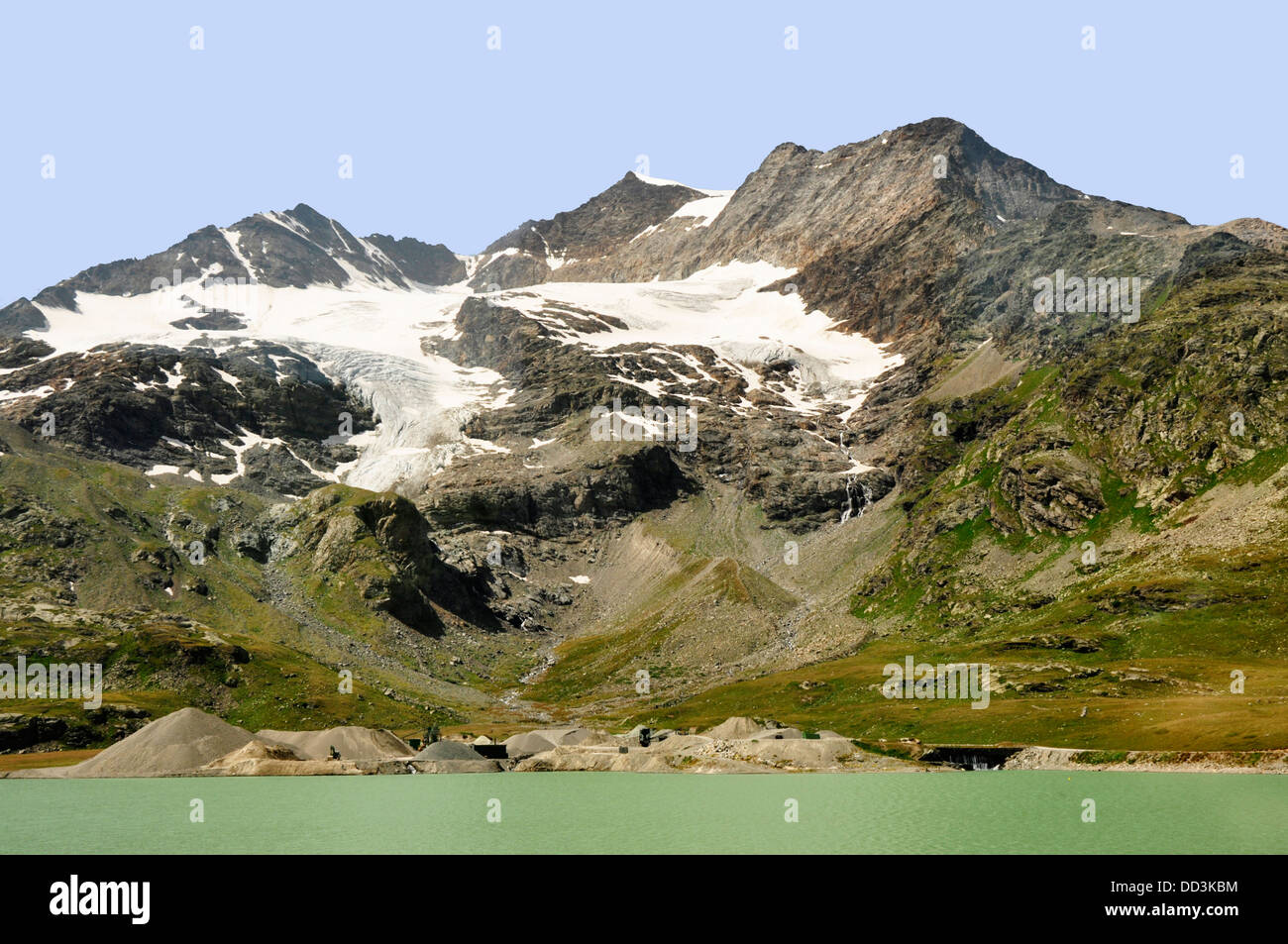 Schweiz - Bernina Express-Zug - Ansicht des Lago Biancoand-Berges Gipfel Piz Palu und Piz Bernina - Sommer Sonne Stockfoto