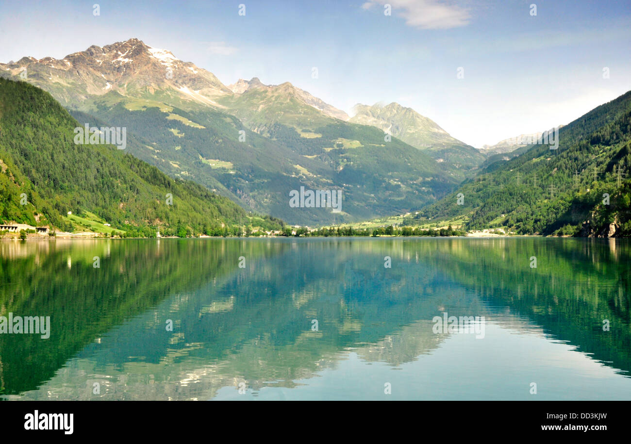 Schweiz - Bernina Express von Tirano nach St. Moritz - Lago di Poschiavo - see berge - Reflexionen - Sonnenlicht - blue sky Stockfoto