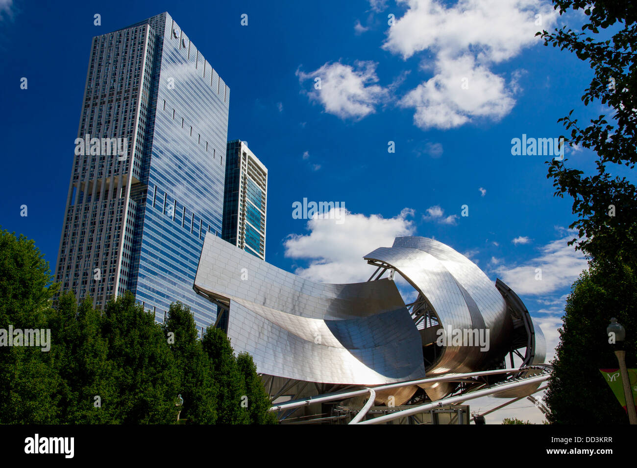 Chicago, Illinois, The Jay Pritzker Pavilion im Millennium Park mit Hochhäusern im Hintergrund Stockfoto