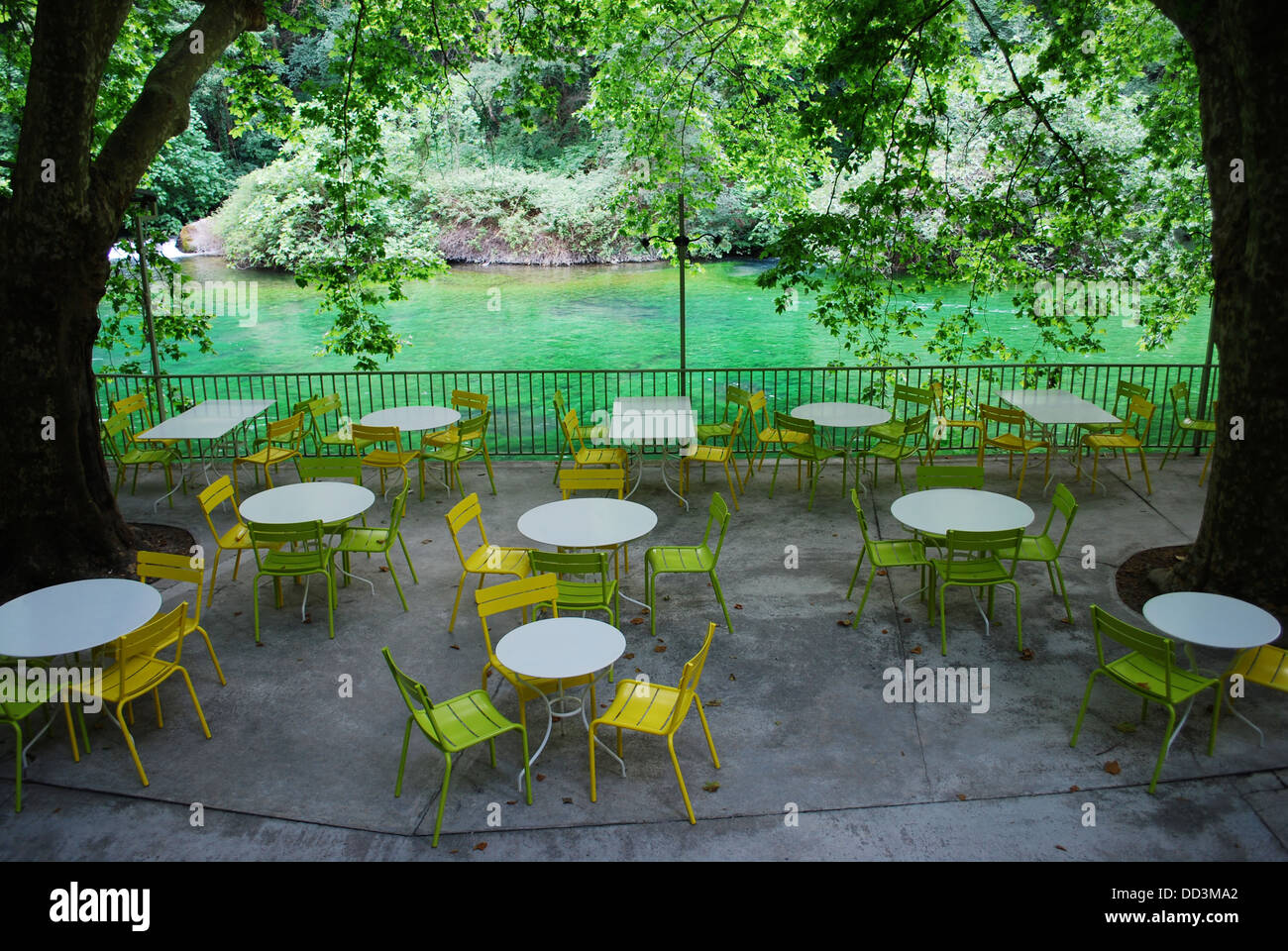 Tische und Stühle auf der Terrasse am Fluss Sorgue, Fontaine de Vaucluse, Provence, Frankreich Stockfoto