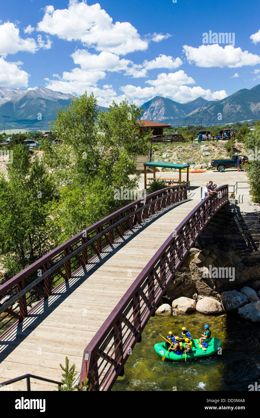 Sparren unterquert eine Fußgängerbrücke über den Arkansas River, Collegiate Peaks über Buena Vista, Colorado, USA Stockfoto