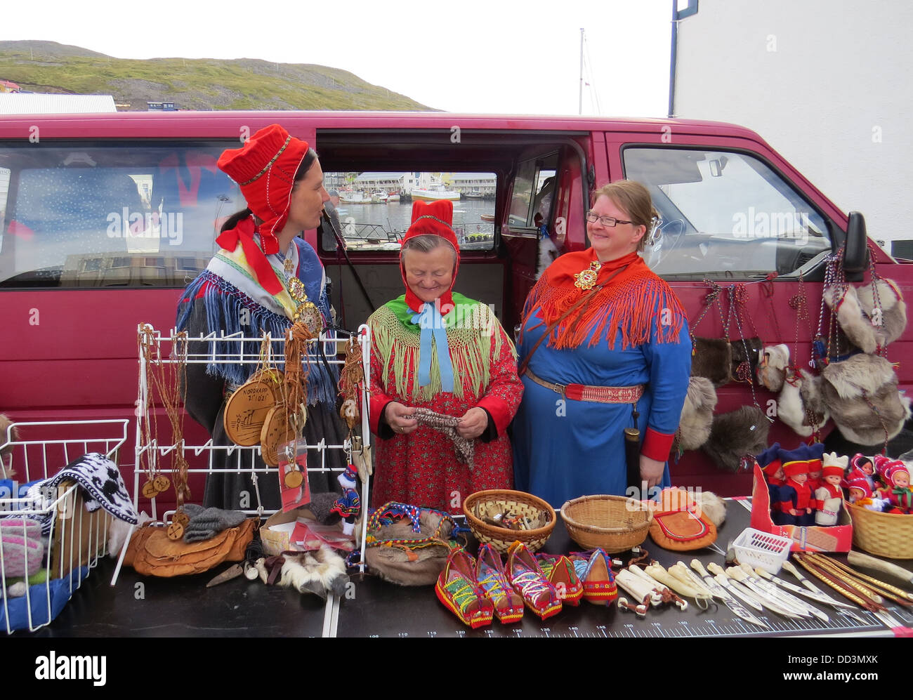SAMI Frauen verkauft Kunsthandwerk in Alesund, Norwegen. Foto Tony Gale Stockfoto