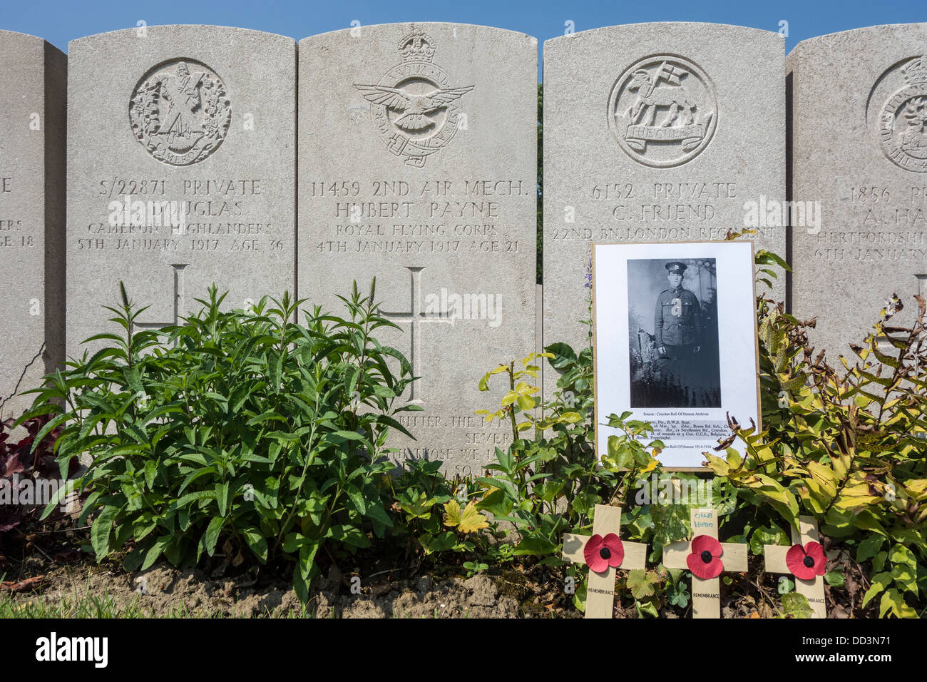 Grab mit Foto des britischen ersten Weltkrieg ein Soldat bei den Lijssenthoek Militärfriedhof, Poperinge, West-Flandern, Belgien Stockfoto