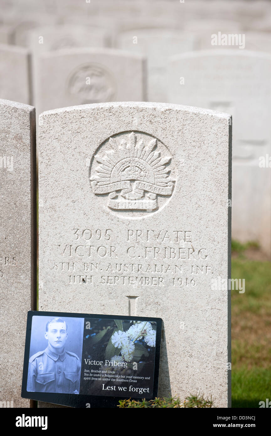 Bild des australischen WW1 Soldaten am Grab im ersten Weltkrieg eine Lijssenthoek Militärfriedhof, Poperinge, Flandern, Belgien Stockfoto