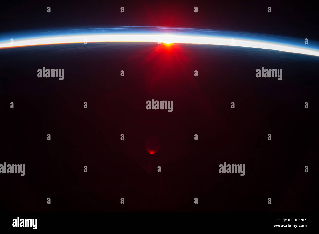 In der Nähe von Mitternacht Sonnenaufgang aus dem Weltraum betrachtet Stockfoto