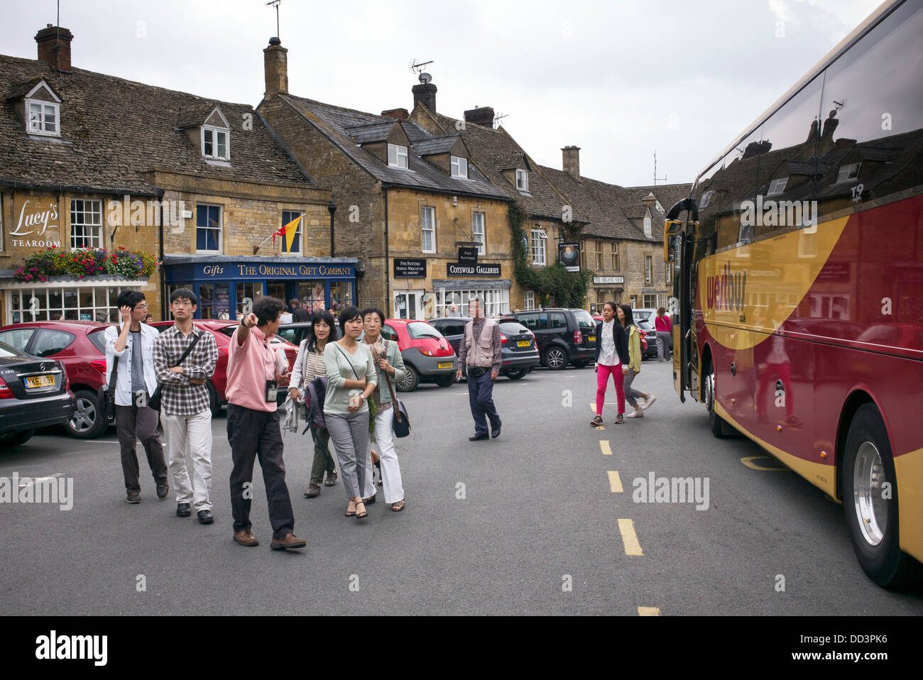 Japanische Touristen Ausstieg als Trainer in Stow auf die würde, Gloucestershire, Cotswolds, England Stockfoto