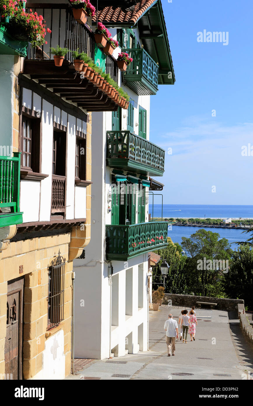 Im Sommer und eine Muschel Atlantik Anzeigen von Hondarribia Altstadt Stockfoto