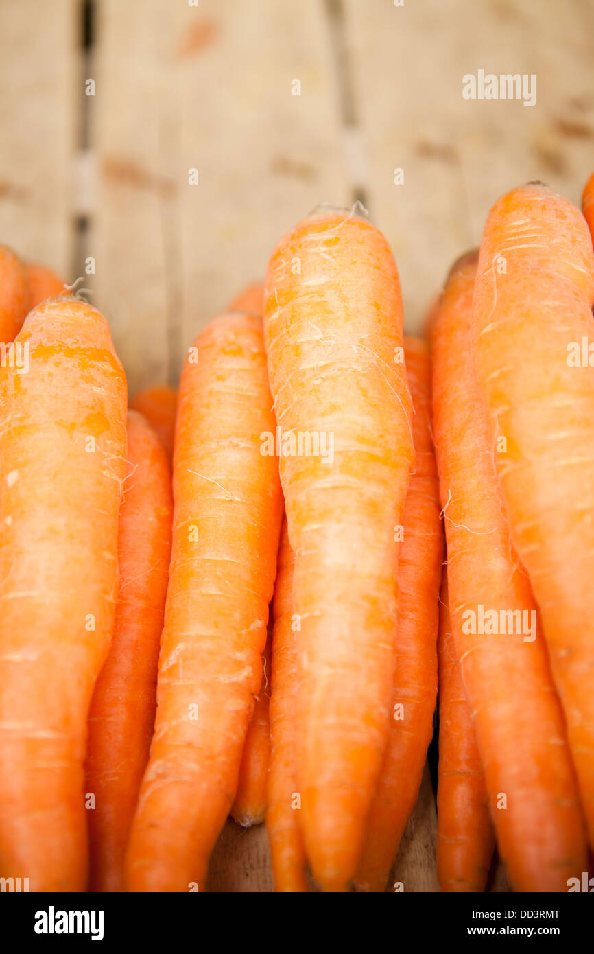 Nahaufnahme von frischen Karotten zum Verkauf an Gemüsemarkt Stockfoto