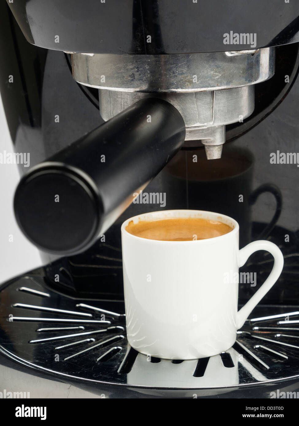 Schwarzen elektrische Espresso-Kaffeemaschine mit Tasse Stockfoto