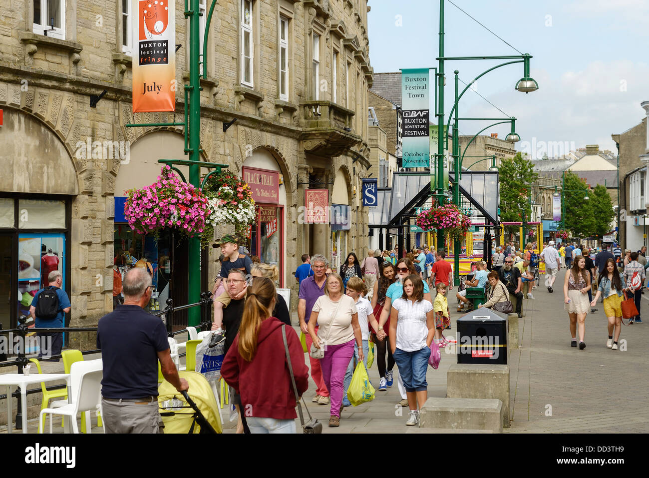 Touristen, Besucher und Käufer auf der Haupteinkaufsstraße in Buxton UK Stockfoto