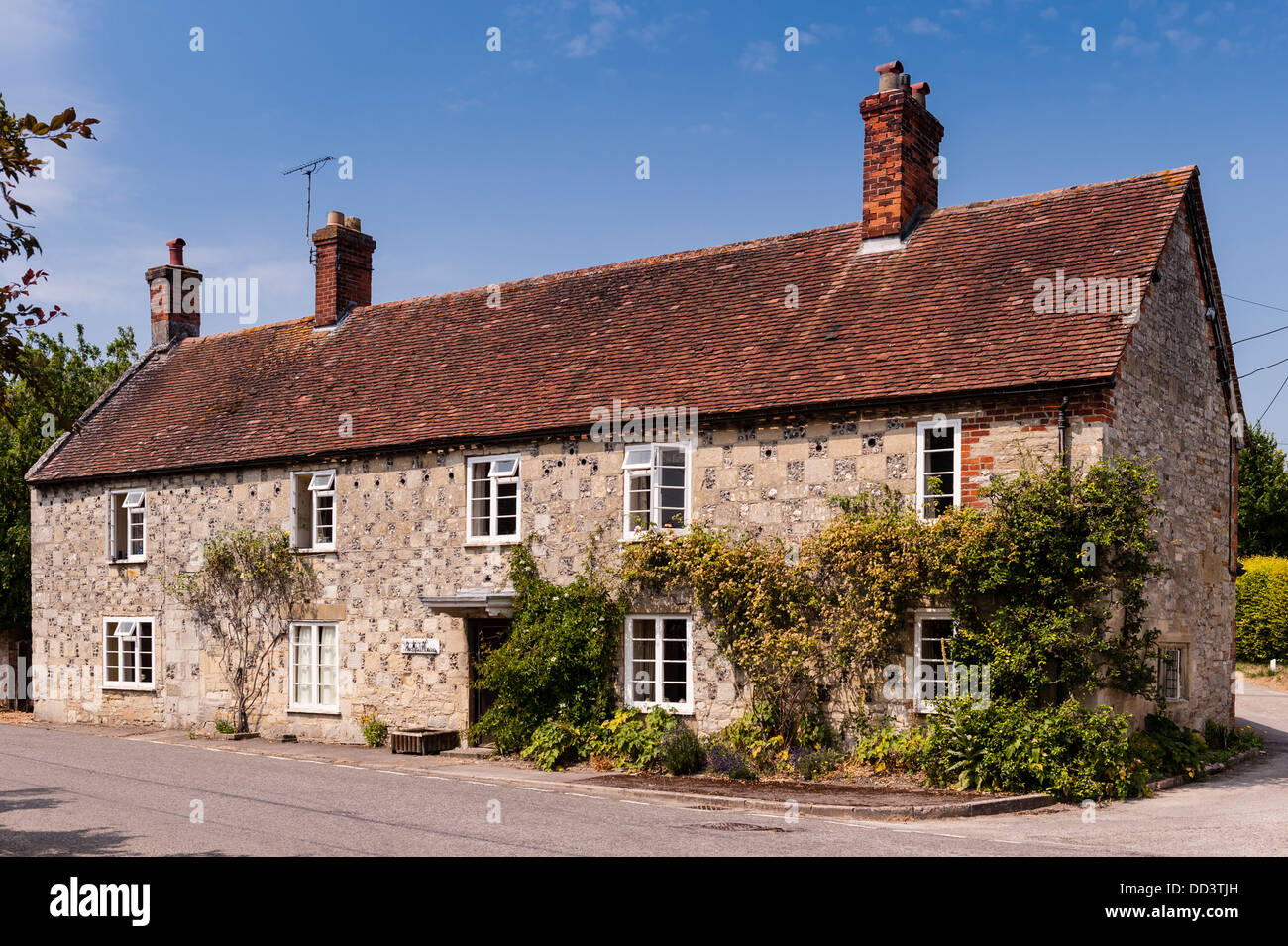 Ein Haus im Kirchturm Langford, Wiltshire, England, Großbritannien, Uk Stockfoto