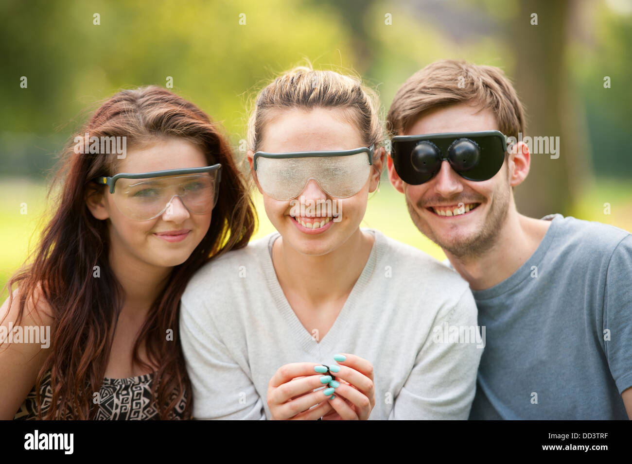 drei junge Menschen mit Sehbehinderung Simulation Brille Stockfoto