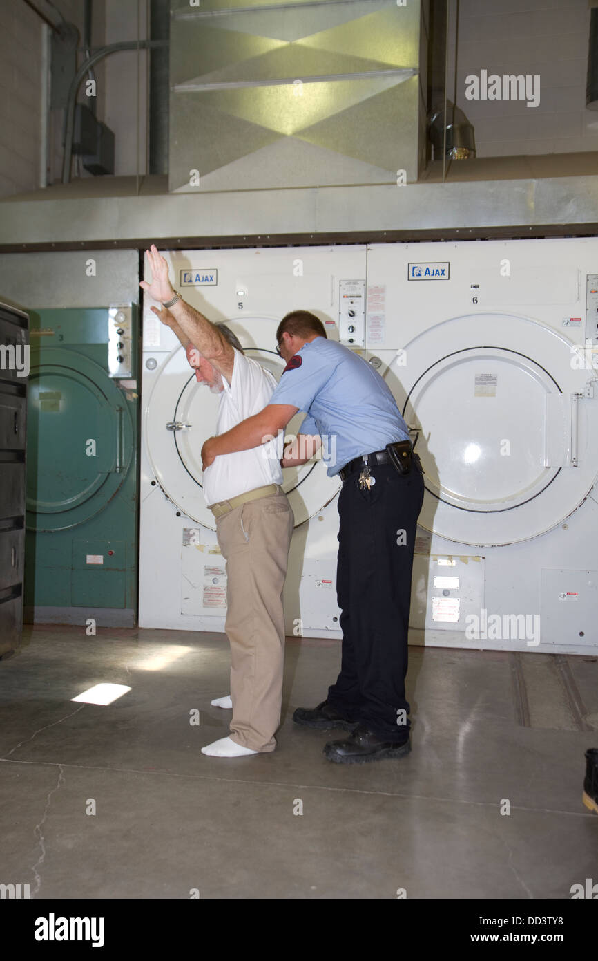 Sergeant pat Suche Häftling arbeiten in der Wäscherei. Amerikanischen Hochsicherheitsgefängnis. Stockfoto