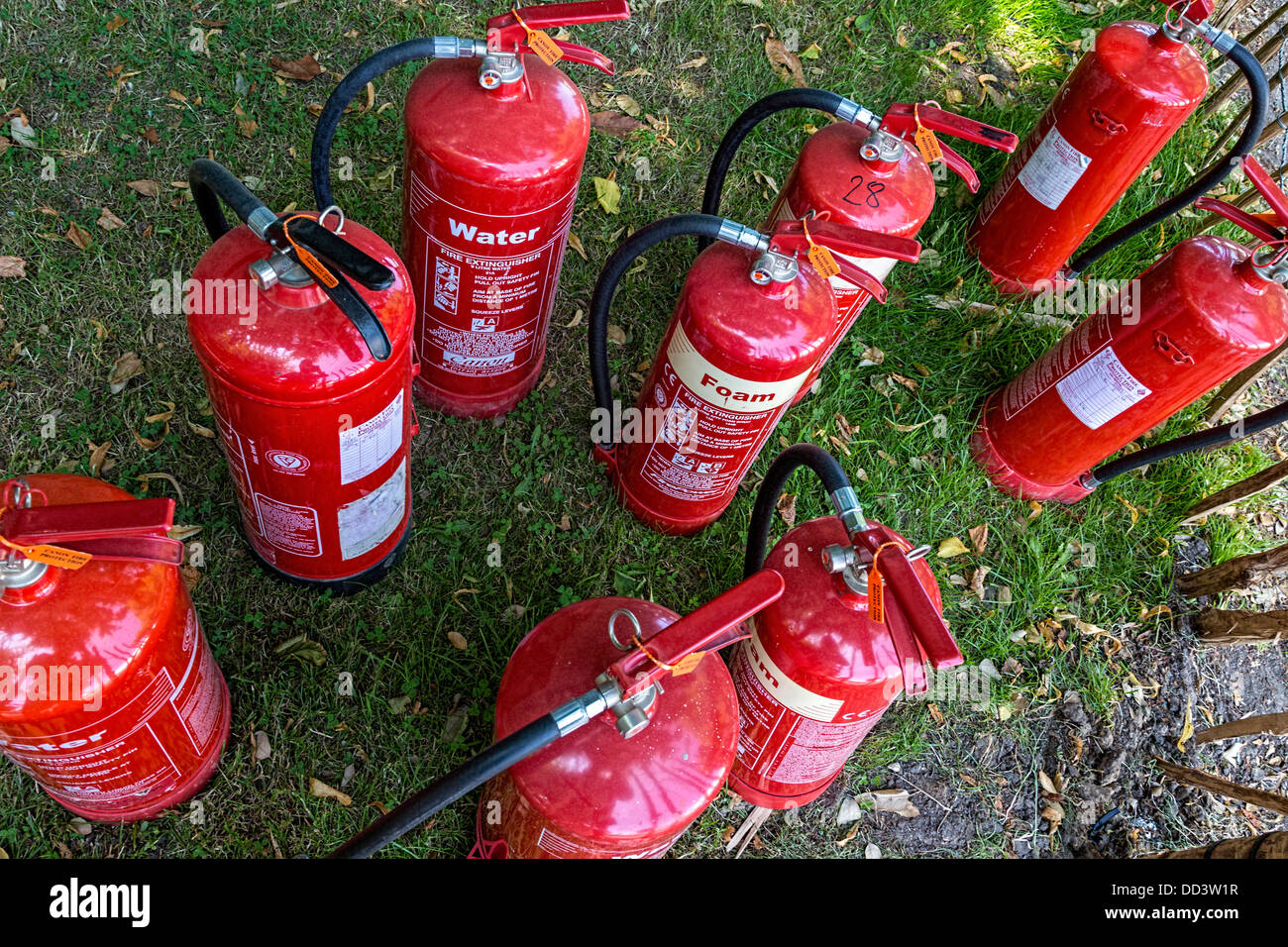 Sammlung von Feuerlöschern auf dem Goodwood Festival of Speed, Motorsport-Event, Sussex, UK. Stockfoto