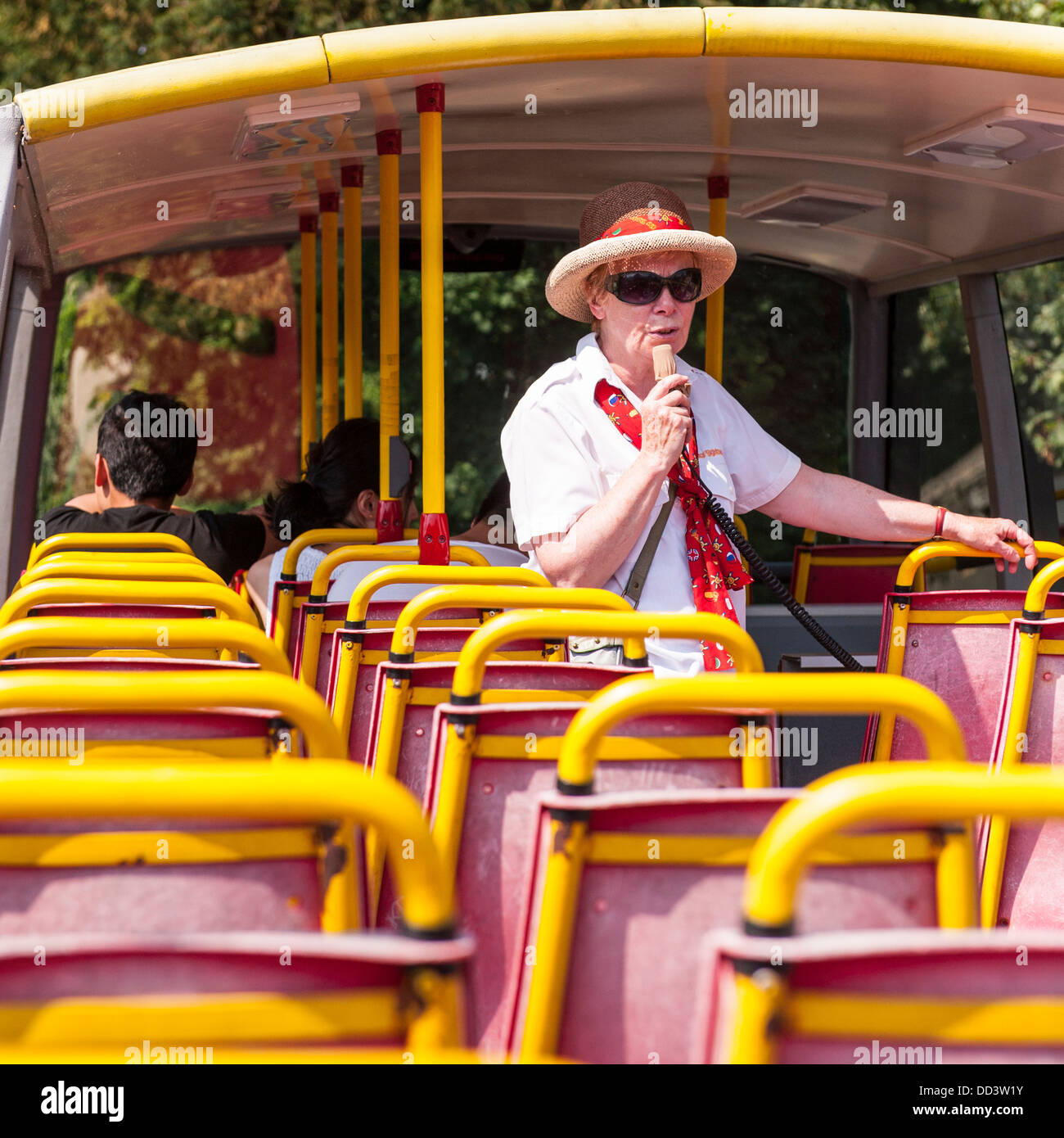Eine Anleitung für eine Stadtrundfahrt-Bus in Bath, Somerset, England, Großbritannien, Großbritannien Stockfoto