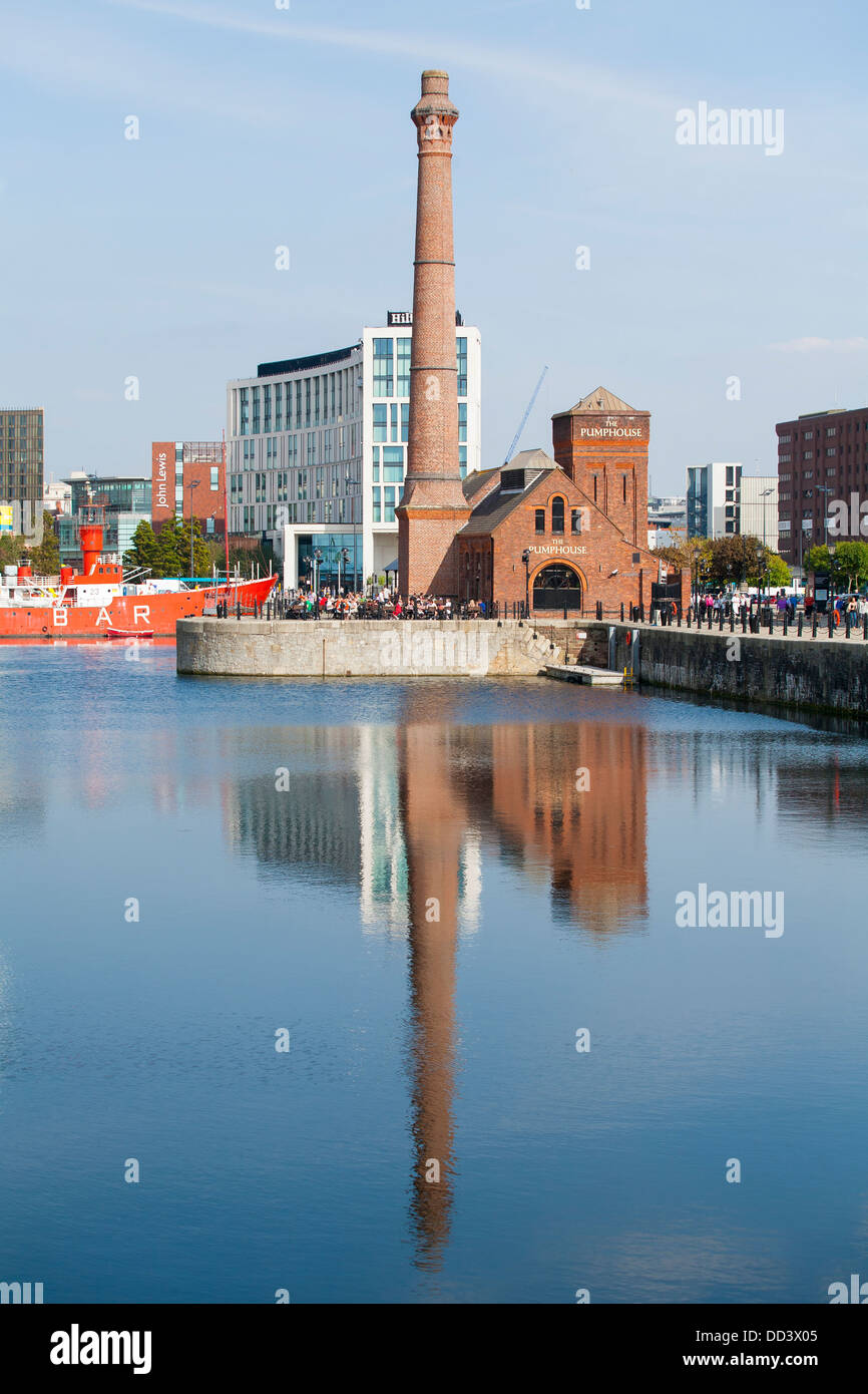 Das Pumpenhaus, das Albert Dock und die drei Grazien, gesehen vom Fluss Mersey, Liverpool, Kulturhauptstadt Europas Stockfoto