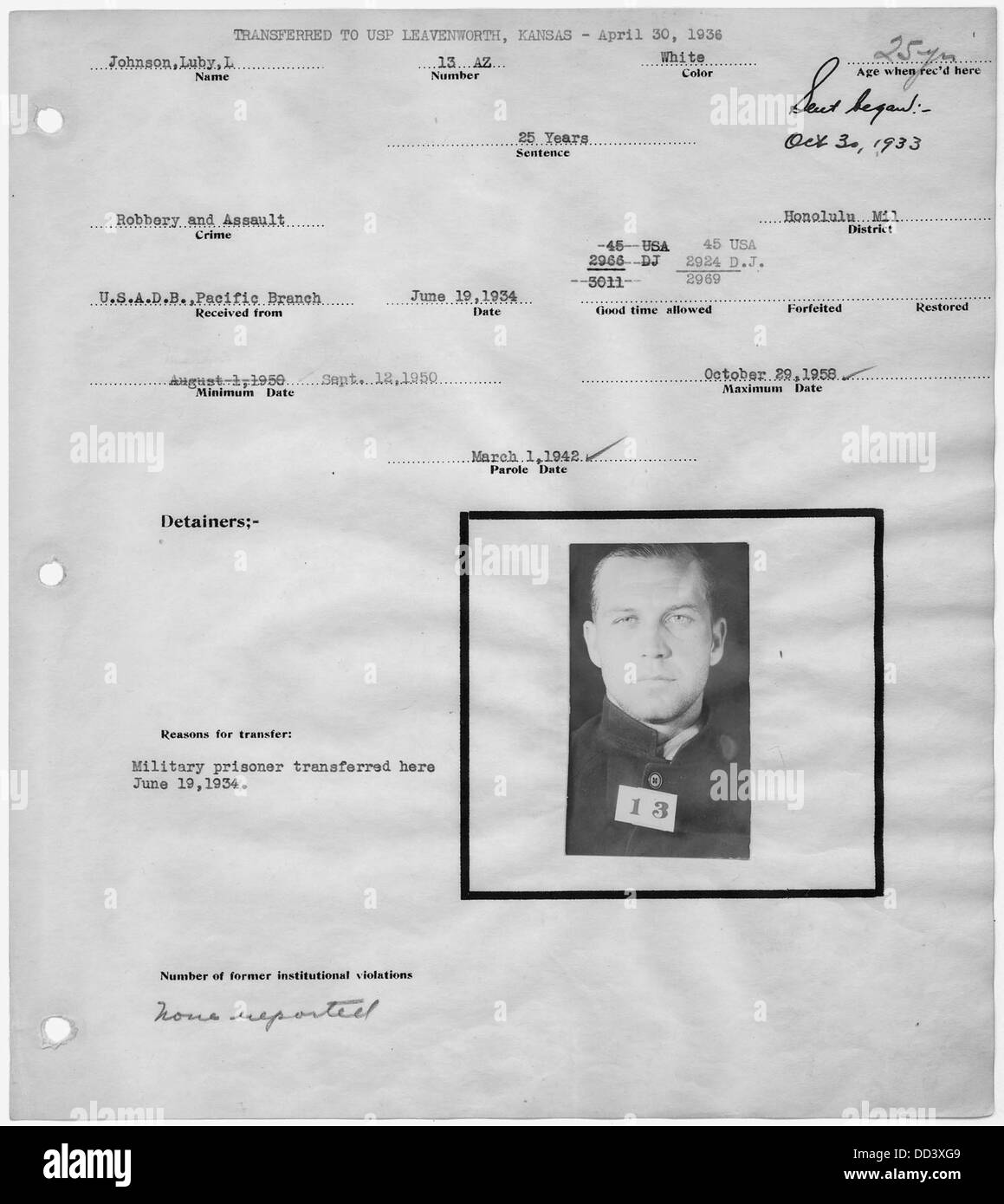 Dieses Bild zeigt eine Seite aus dem Notizbuch eines Direktors mit dem Fahnenfoto von Luby L. Johnson, Gefangener 13-AZ. Das Dokument enthält Ausweisdetails zu Johnsons Inhaftierung. Stockfoto