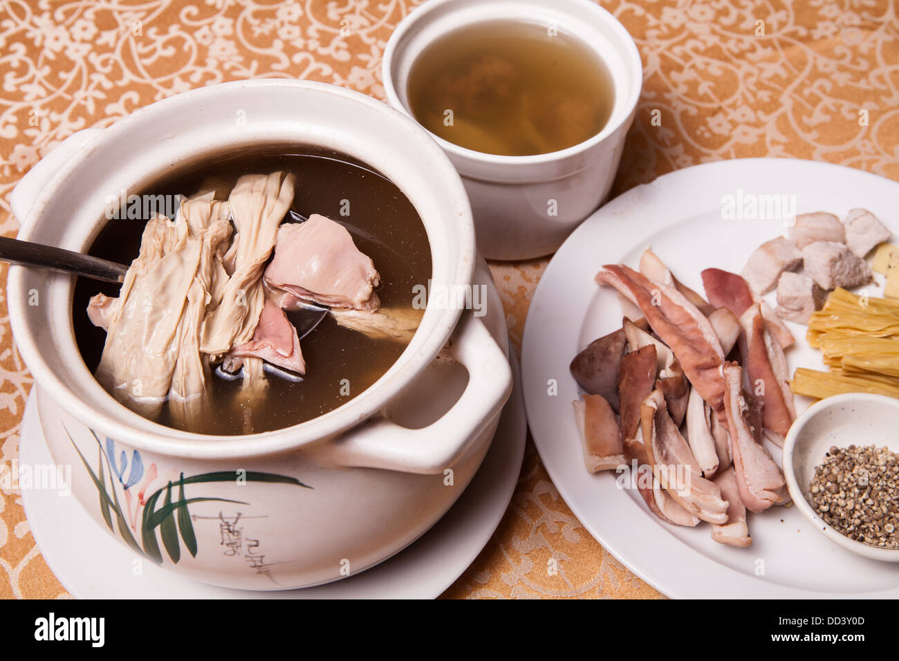 Darm Suppe lecker Schweinefleisch in weiße Auflauf Stockfoto