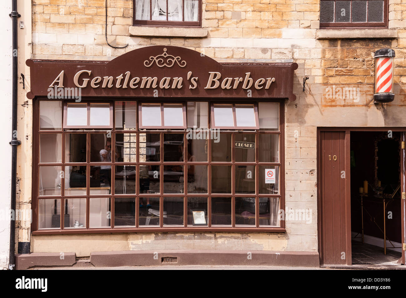 Ein Gentleman Barber in Calne, Wiltshire, England, Großbritannien, Uk Stockfoto