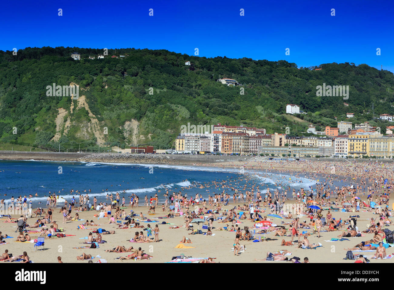 Große Schar von Menschen Baden während einer heißen Mitte Sommertag am Strand Gros in San Sebastian, Nordspanien Stockfoto