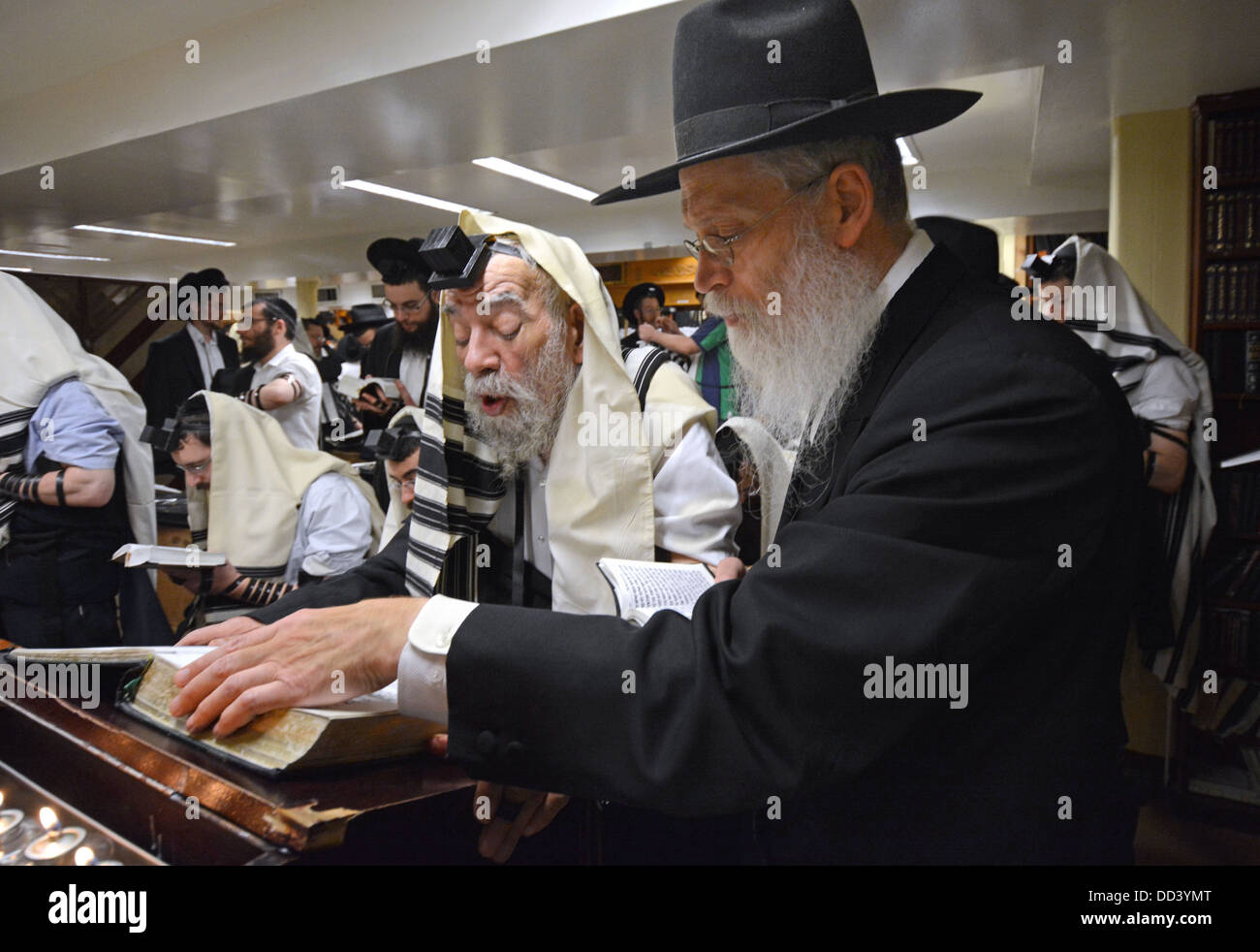 Mit Hilfe von seinem Schwiegersohn führt ein 88 Jahre alten orthodoxen jüdischen Mann Morgengebet Lubawitsch Synagoge Stockfoto