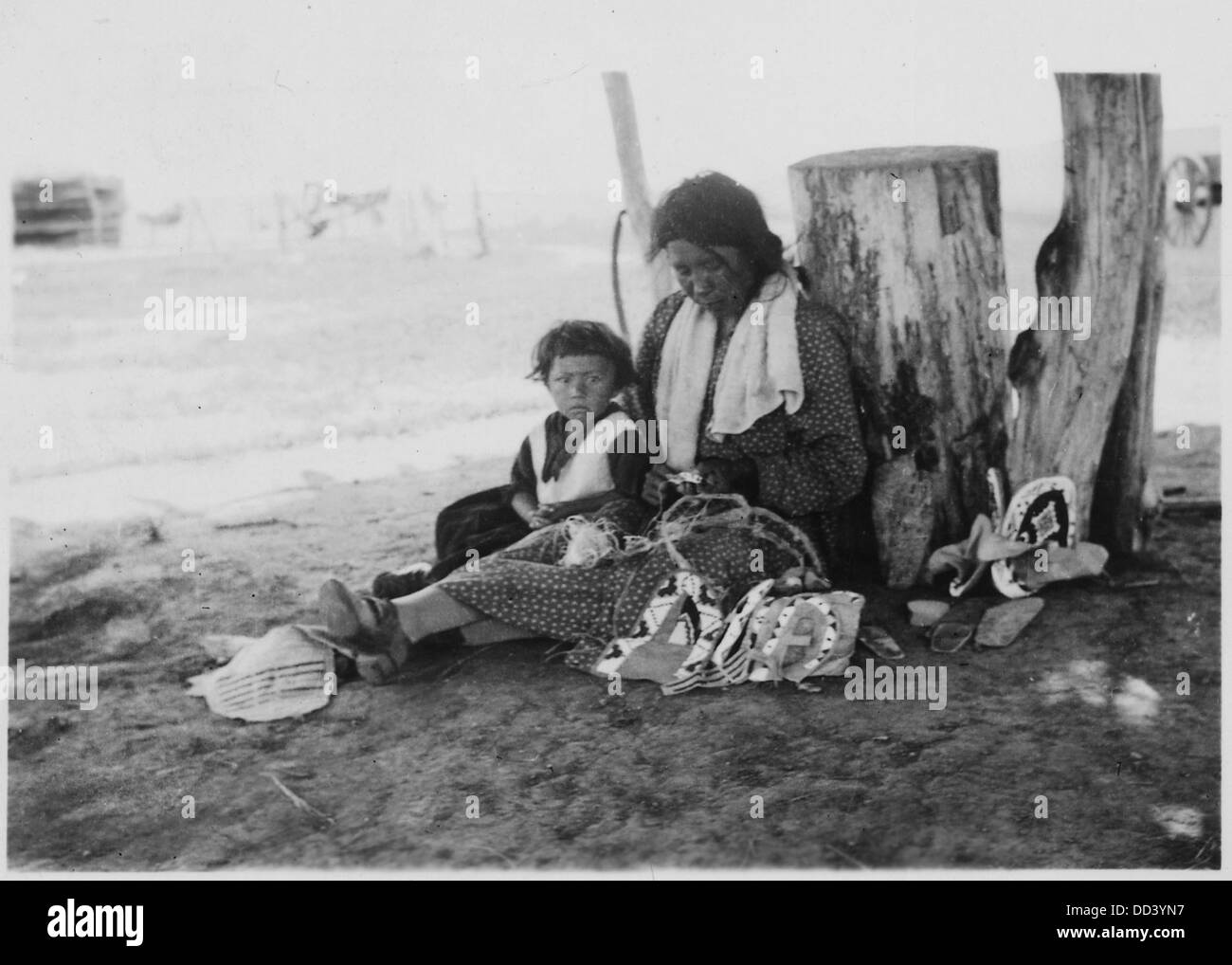 Eine Frau und ihre Tochter arbeiten gemeinsam an einem Perlenprojekt, einem traditionellen Handwerk, das Generationen in vielen indigenen Kulturen durchlebt hat. Stockfoto
