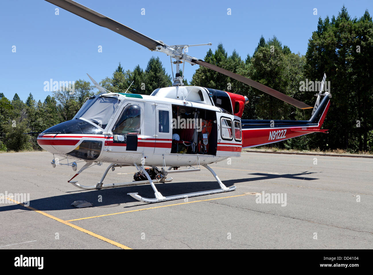 N9122Z, Bell Modell 212, sitzt in den Startlöchern auf dem Rollfeld des Flughafens von Nevada County. Stockfoto