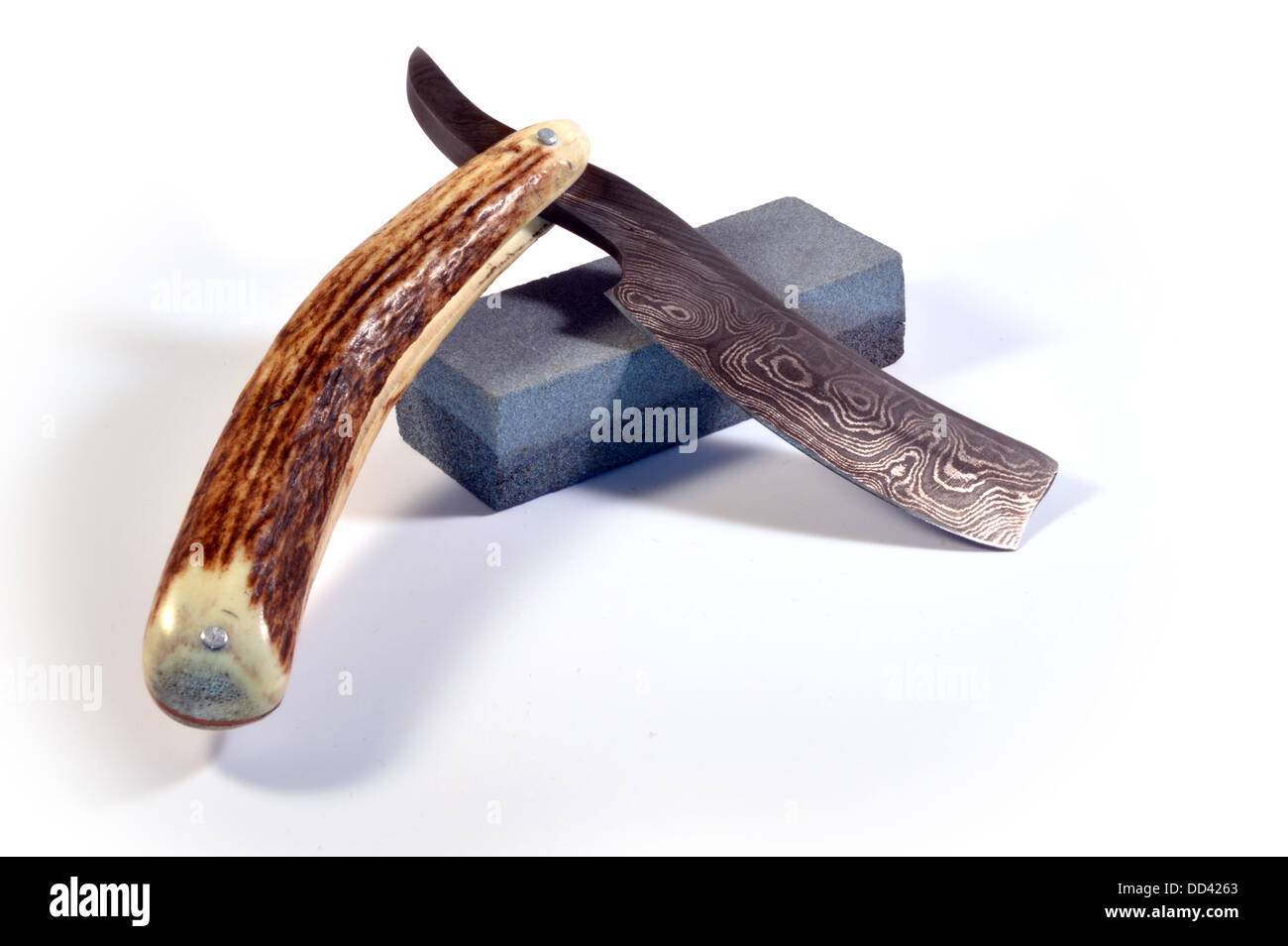 Kehle-Rasiermesser-Messer und Schleifstein Stockfoto