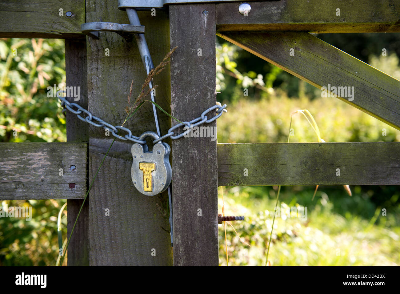 Nahaufnahme von einem Schloss und einer Kette, die um einen Hof. Stockfoto