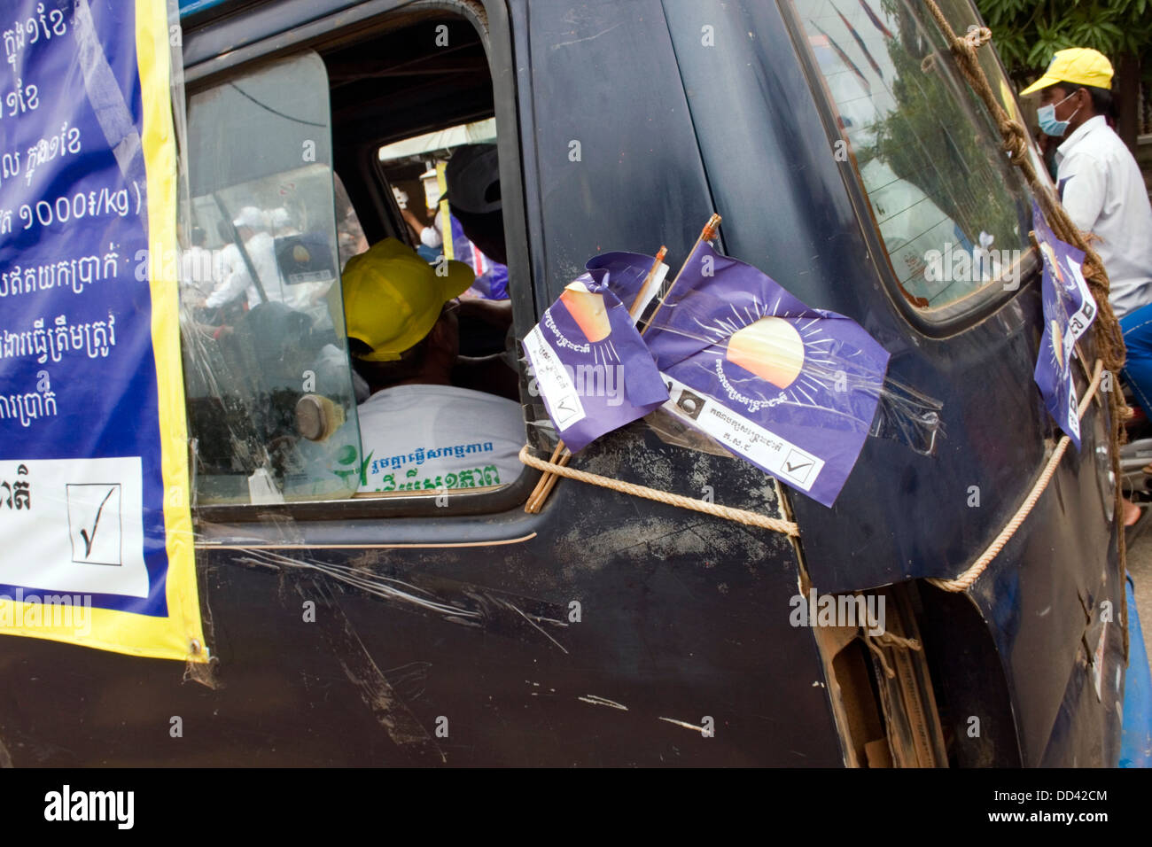 Ein alte verfallene van wird während einer Kundgebung der Kampagne für die gegnerischen CNRP unter der Leitung von Sam Rainsy in Kampong Cham, Kambodscha verwendet. Stockfoto