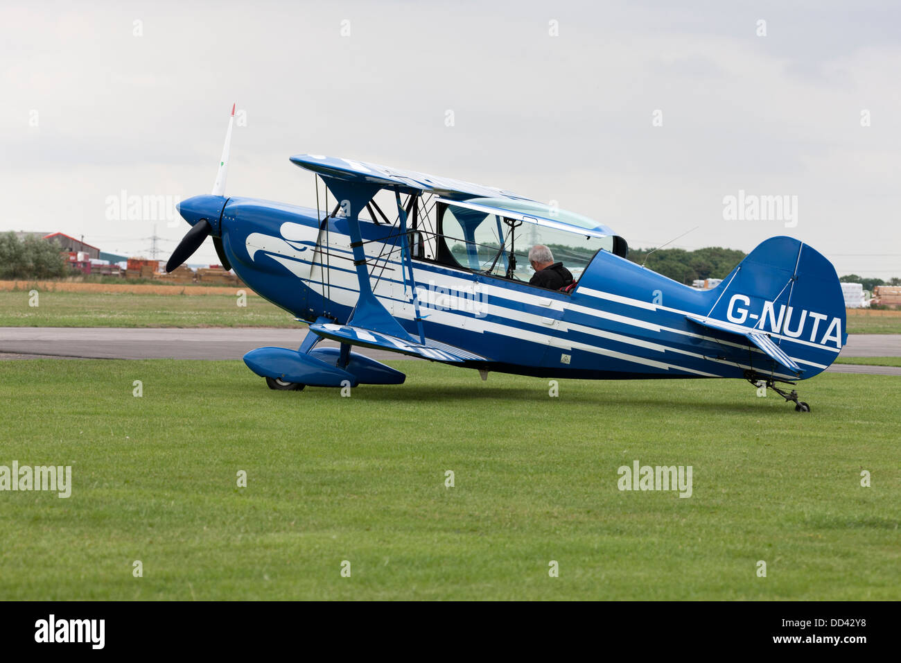 Christen Eagle II G-NUTA parkte am Breighton Flugplatz mit Pilot im Cockpit Stockfoto