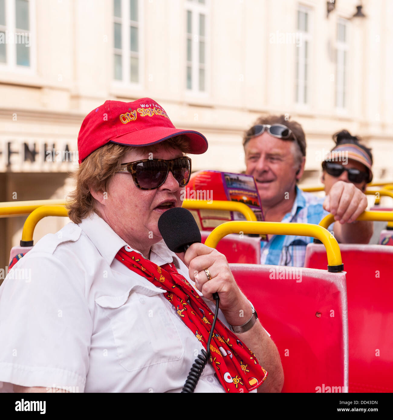 Eine Anleitung für eine Stadtrundfahrt-Bus in Bath, Somerset, England, Großbritannien, Großbritannien Stockfoto